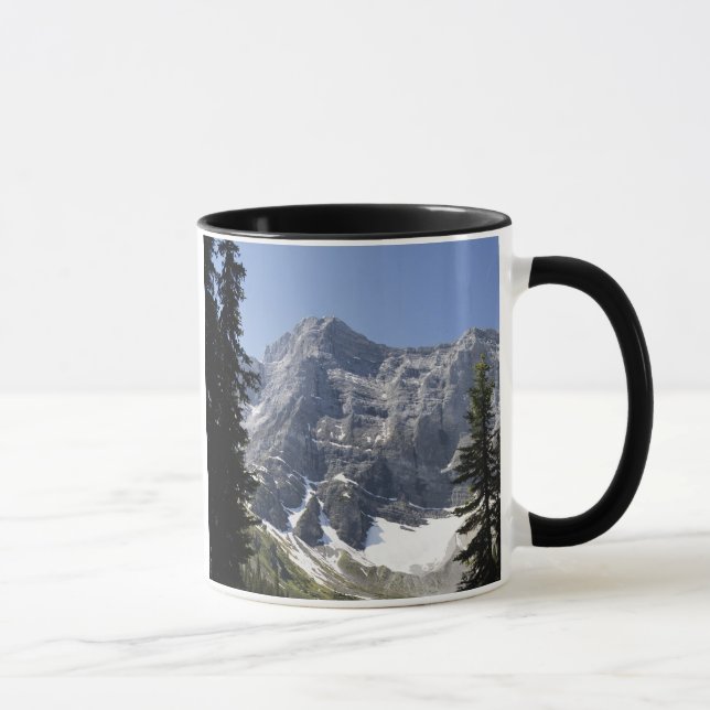 Mountainsee-reflektierender Berg gerahmt durch Tasse (Rechts)