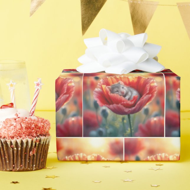 Mouse schlafen in einer roten Mohnblume-Blume Geschenkpapier (Geburtstagsparty)
