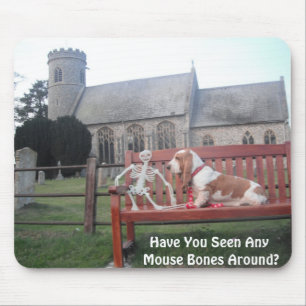 Mousepad mit Basset-Hund in einer schönen Kirche