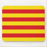 Mousepad mit Flagge Kataloniens<br><div class="desc">Fügen Sie mit diesem patriotischen Mousepad mit der berühmten Flagge Kataloniens eine Touch katalanischen Stolzes in Ihren Arbeitsbereich hinzu! Dieses pulsierende Mousepad zeigt die kühnen roten und gelben Streifen der Senyera, einem mächtigen Symbol für Kataloniens Erbe, Identität und kulturelle Widerstandskraft. Ideal für Zuhause-Büros, Arbeitsstätten oder Studienbereiche, kombiniert es Alltagsfunktionen mit...</div>