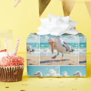 Möwe hält eine Eistüte Geschenkpapier