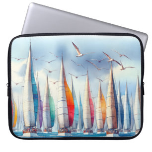 Möwen, die mit einer Segelboot-Regatta kreisen Laptopschutzhülle