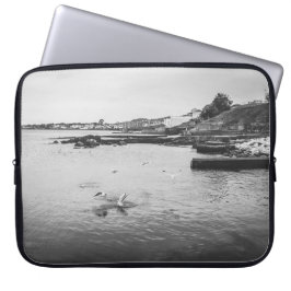 Möwen, die über den Ozean fliegen Laptopschutzhülle