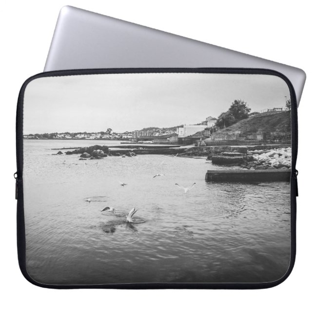 Möwen, die über den Ozean fliegen Laptopschutzhülle (Vorderseite)