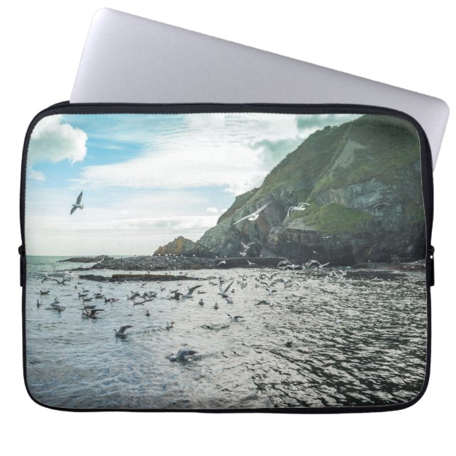 Möwen, die über die Bucht fliegen Laptopschutzhülle (Vorderseite)