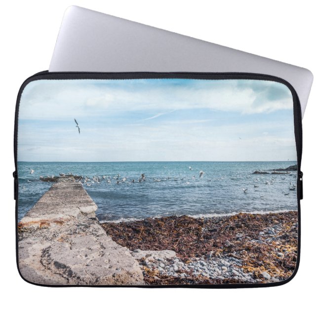 Möwen, die über die Bucht fliegen Laptopschutzhülle (Vorderseite)