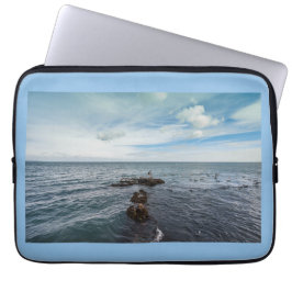 Möwen, die über die Felsen fliegen Laptopschutzhülle