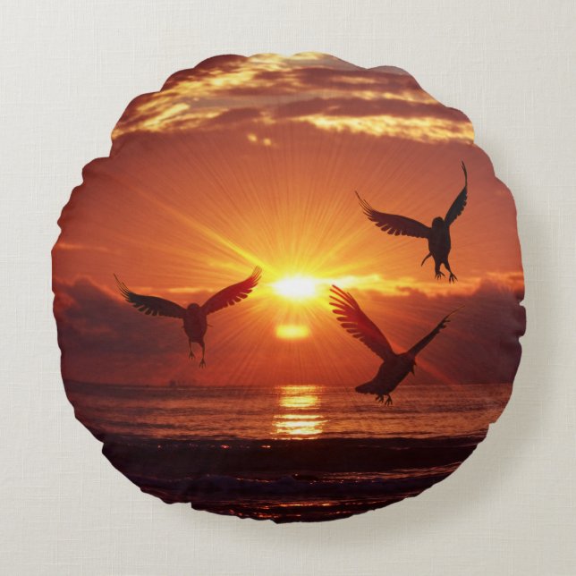Möwen, die unter dem goldenen Sonnenuntergang flie Rundes Kissen (Vorderseite)