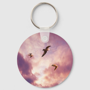 Möwen fliegen in einem Sonnenuntergang Schlüsselanhänger