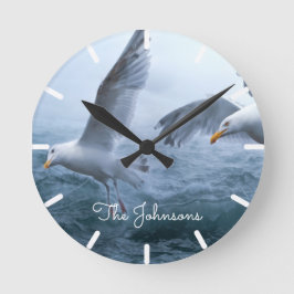 Möwen fliegen über das Meer Runde Wanduhr
