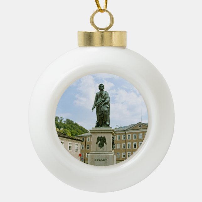 Mozart-Denkmal in Salzburg, Österreich Keramik Kugel-Ornament (Vorderseite)