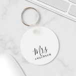 Mr and Mrs | Black and White Modern Script Wedding Schlüsselanhänger<br><div class="desc">"Mr and Mrs" Black and White Modern Script Personalized Couple Gift

Perfect as wedding gifts for newlywed,  wedding anniversary gifts,  Valentine's day gifts and gift for any occasions.</div>