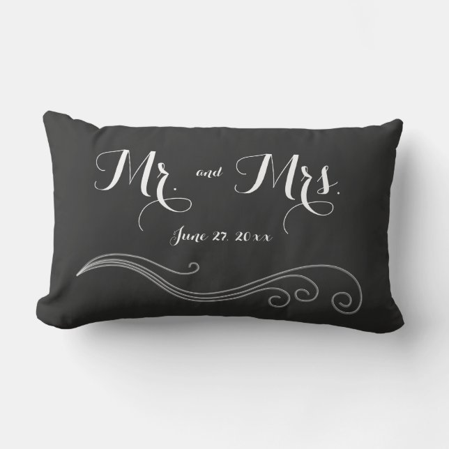 Mr. and Mrs Black and White Wedding Pillows Lendenkissen (Vorderseite)