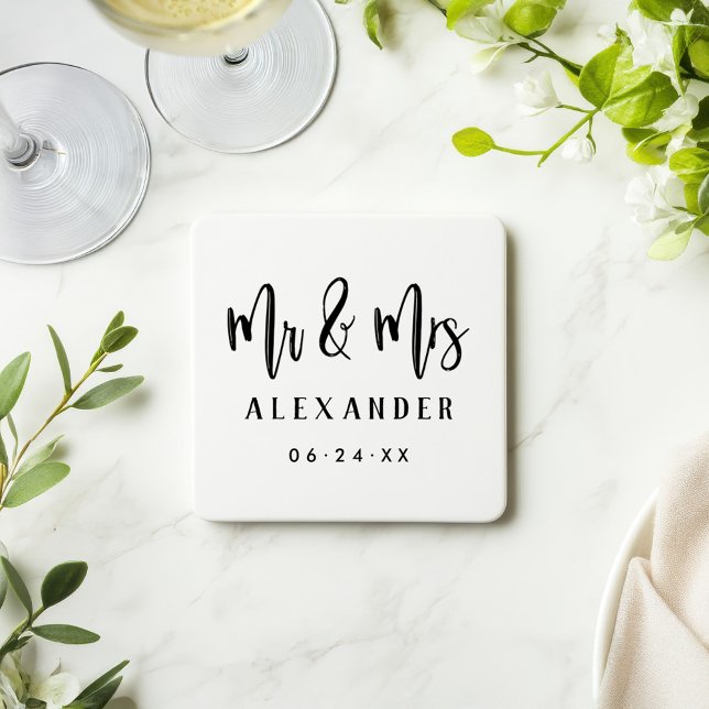 Mr. and Mrs Black Brushed Script Wedding Monogram Getränkeuntersetzer (Von Creator hochgeladen)