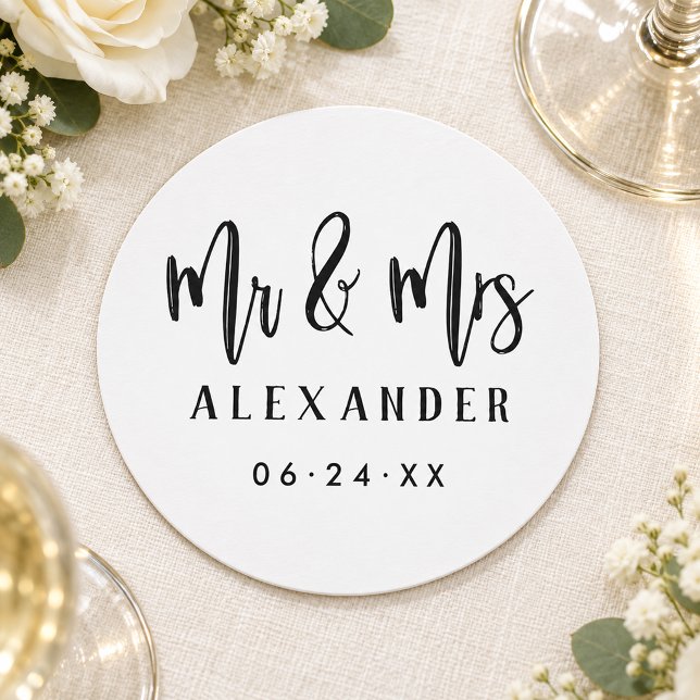Mr. and Mrs Black Brushed Script Wedding Monogram Runder Pappuntersetzer (Von Creator hochgeladen)