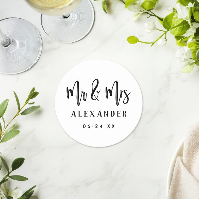 Mr. and Mrs Black Brushed Script Wedding Monogram Runder Pappuntersetzer (Von Creator hochgeladen)