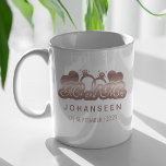Mr. and Mrs Elegant Rose Gold Bride Wedding Gesche Kaffeetasse<br><div class="desc">Feiern Sie die Liebe mit unserer "Mr. and Mrs. Elegant Rose Gold Bride Wedding Gifts Coffee Tasse"! Diese hübsche Kaffeemaschine ist das ideale Geschenk für Neuvermählte, mit einem unberührten, weißen Hintergrund und einem zeitlosen "Mr. and Mrs."-Logo in edlem Rose. Personalisieren Sie es mit dem Familiennamen und dem Hochzeitsdatum unter dem...</div>