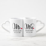 Mr. and Mrs. Elegant Script Custom Wedding Monogra Liebestassen<br><div class="desc">Personalisierte Monogramm-Kaffeetassen machen das neue Mr. and Mrs. Dieses elegante Design umfasst das Schriftzeichen mit schwarzer Kalligrafie,  einen Akzent mit rotem Herz und einen benutzerdefinierten Text,  der mit dem verheirateten Nachnamen und dem Hochzeitstermin des frisch verheirateten Paares personalisiert werden kann.</div>