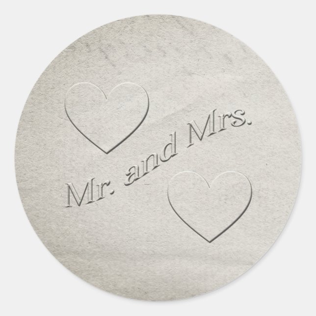 Mr. and Mrs. Embossed Design with Hearts Runder Aufkleber (Vorderseite)