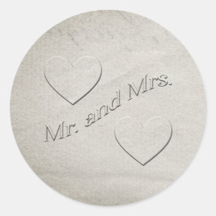 Mr. and Mrs. Embossed Design with Hearts Runder Aufkleber