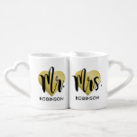 Mr. and Mrs Gold Heart Custom Wedding Monogram Liebestassen<br><div class="desc">Personalisierte Monogramm-Kaffeetassen machen das neue Mr. and Mrs. Dieses minimalistische Design bietet modernes schwarzes Drehbuch,  einen goldenen Hintergrund im Herzen und einen benutzerdefinierten Text,  der mit dem verheirateten Nachnamen des frisch verheirateten Paares personalisiert werden kann.</div>