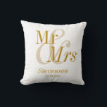 Mr. and Mrs Gold Script Elegant Modern Wedding Ges Kissen<br><div class="desc">Mr. und Mrs. Gold Script Elegant Moderne Hochzeitsgeschenkkissen. Perfektes Sake-Geschenk für Ihre Lieblings-Neuflüchtlinge,  Pärchen und Hochzeitsfeier. Einfach anzupassen. Bestelle noch heute!</div>