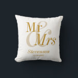 Mr. and Mrs Gold Script Elegant Modern Wedding Ges Kissen<br><div class="desc">Mr. und Mrs. Gold Script Elegant Moderne Hochzeitsgeschenkkissen. Perfektes Sake-Geschenk für Ihre Lieblings-Neuflüchtlinge,  Pärchen und Hochzeitsfeier. Einfach anzupassen. Bestelle noch heute!</div>
