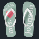 Mr. and Mrs. Honeymoon Heart - Aquamarin rosa Flip Flops<br><div class="desc">Ein perfektes Design für eine Hochzeit am Strand oder für die Hochzeitsreise. Ändern Sie die Frau zu Herrn,  um ein Koordinierungspaar zu machen. Benutzerdefinierter Text mit solidem rosa Hintergrund.</div>