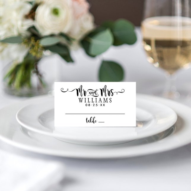 Mr. and Mrs Modern Black Handwriting Script Weddin Platzkarte (Von Creator hochgeladen)