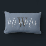 Mr. And Mrs Modern Script Typografy Personalisiert Lendenkissen<br><div class="desc">Willkommen Freunde und Familie auf Ihrer Zuhause mit diesem Mr. und Mrs. Newlyweds Script Typografie Personalisiert Lumbar Pillow. Es ist ein elegantes Design mit einem modernen staubblauen Hintergrund. Das Zentrum hat den Monogramm-Nachnamen von Braut und Bräutigam in hellgrau. Der Text ist "mr und mrs" in weißer, trendiger, handgeschriebener Schrift. Das...</div>