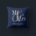 Mr. and Mrs Navy Blue Elegant Modern Wedding Gesch Kissen<br><div class="desc">Mr. und Mrs. Gold Script Elegant Moderne Hochzeitsgeschenkkissen. Perfektes Sake-Geschenk für Ihre Lieblings-Neuflüchtlinge,  Pärchen und Hochzeitsfeier. Einfach anzupassen. Bestelle noch heute!</div>
