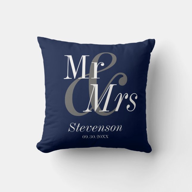 Mr. and Mrs Navy Blue Elegant Modern Wedding Gesch Kissen (Vorderseite)