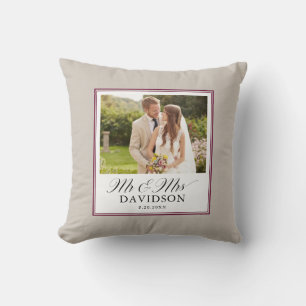 Mr. and Mrs Newlywed Elegant Script Foto Kissen