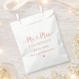 Mr. and Mrs. Rose Gold Heart Script Custom Wedding Geschenktütchen