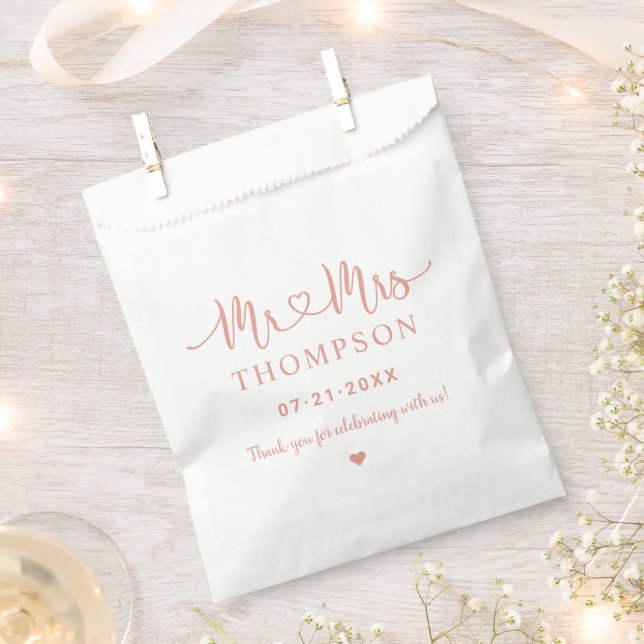 Mr. and Mrs. Rose Gold Heart Script Custom Wedding Geschenktütchen (Ausgeschnitten)