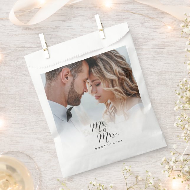 Mr. and Mrs. Script Calligraphy Chic Foto Wedding Geschenktütchen (Ausgeschnitten)