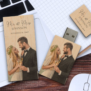 Mr. and Mrs. Script Calligraphy Wedding Fotos Holz USB Stick