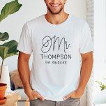 Mr Black Modern Script Custom Wedding Tri-Blend Shirt<br><div class="desc">Modernes und lässiges schwarzes Kalligrafieschrift "Mr." Herrenehemmer-T-Shirt mit individuellem Text,  der mit dem Nachnamen des Bräutigams und dem festgestellten Hochzeitstermin personalisiert werden kann. Ideal für frisch gezogene Flitterwochen und darüber hinaus! Besuchen Sie unseren Laden für die passende Frau Shirt.</div>