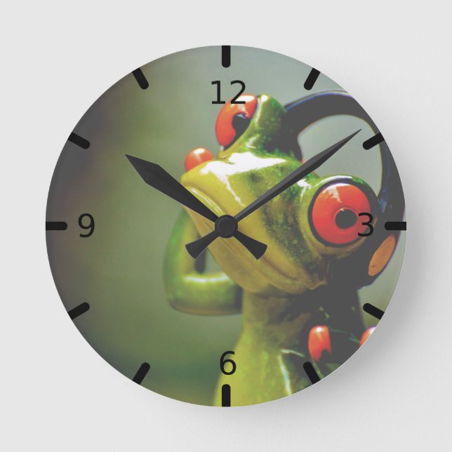 Mr. Frog with Headphones Runde Wanduhr (Vorderseite)