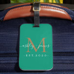 Mr. Gold Monogram Names Emerald Gepäckanhänger<br><div class="desc">Chic, modern und einfach mit Monogramm Gepäckanhänger mit dem Text Mr. und Mrs. in weißer, eleganter Schrift Kalligraphie auf smaragdgrünem Hintergrund mit Ihrem Monogramm in Gold. Fügen Sie einfach Ihren verheirateten Namen, Jahr etabliert und Monogramm in stilvoller Typografie hinzu. Perfektes Luxusgeschenk für die Hochzeitsgäste eines frisch verheirateten Paares. Exklusiv für...</div>