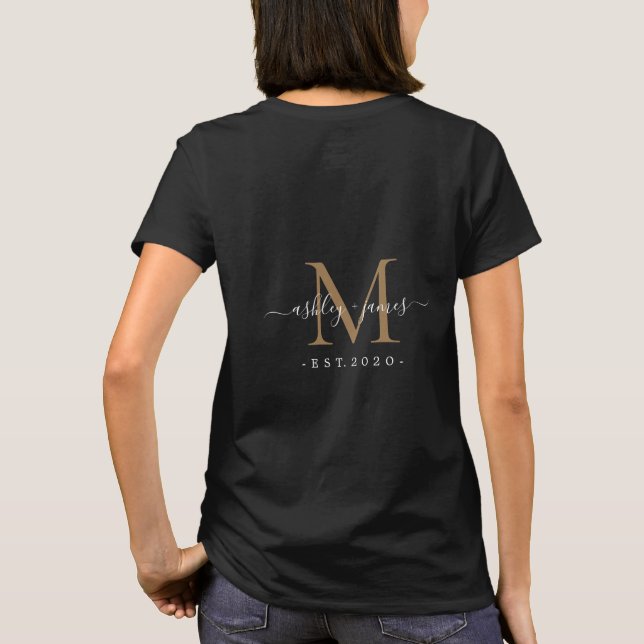Mr. Monogram Names Year Gold Black T-Shirt (Rückseite)