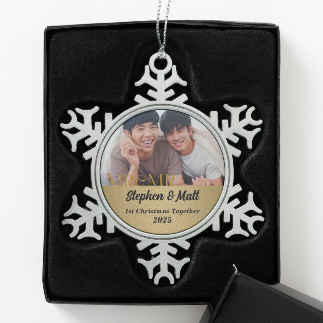 Mr & Mr Gay Couple 1. Weihnachtsgolden Foto Schneeflocken Zinn-Ornament (Box)