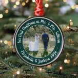 Mr & Mrs. 1. Weihnachtsschrift Grün & Weiß Foto Ornament Aus Metall<br><div class="desc">Feiern Sie einen fröhlichen 1. Urlaub als verheiratetes Paar mit einem maßgeschneiderten Foto "Unser erstes Weihnachtsfest als Mr. & Mrs." Rundmetallschmuck. Der gesamte Text auf dieser Vorlage ist einfach zu personalisieren. (IMAGE & TEXT DESIGN TIPS: 1) Um die Position der Formulierung anzupassen, fügen Sie Leerzeichen am Anfang oder Ende. 2)...</div>