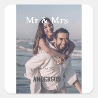 Mr & Mrs add family name photo date wedding family Quadratischer Aufkleber