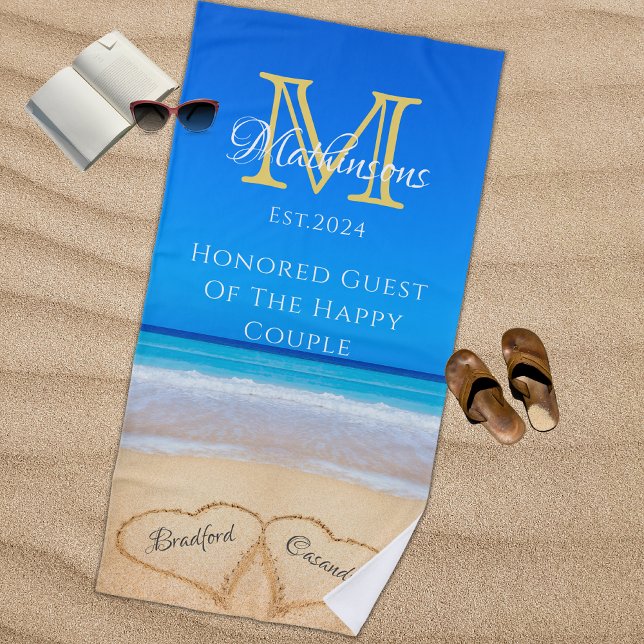 Mr Mrs Beach Wedding Hearts Sand Honoren Guest Strandtuch (Von Creator hochgeladen)
