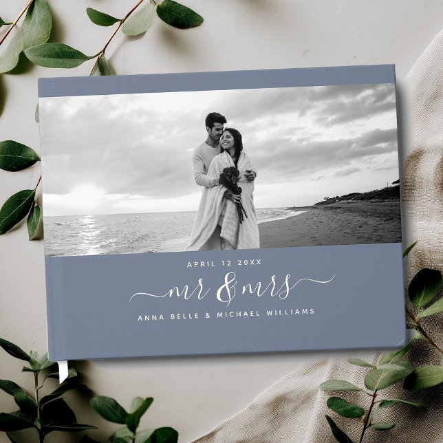 Mr & Mrs. Elegant Script Dusty Blue Foto Wedding Gästebuch (Von Creator hochgeladen)