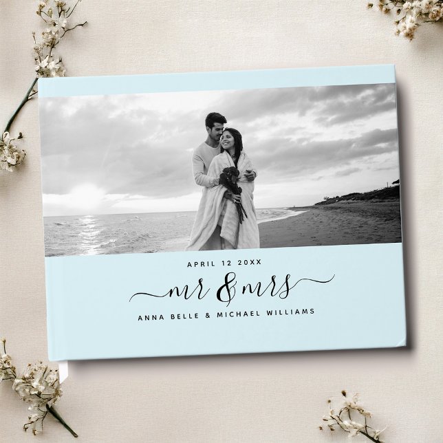 Mr & Mrs. Elegant Script Light Blue Foto Wedding Gästebuch (Von Creator hochgeladen)