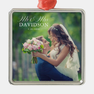 Mr. & Mrs. Elegant Script Newlywed Christmas Ornament Aus Metall