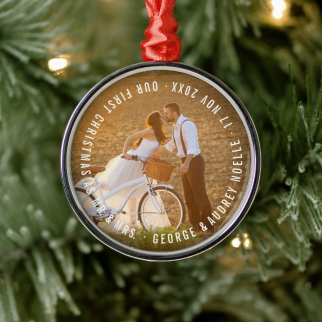 Mr & Mrs. First Christmas Circle Text Wedding Foto Ornament Aus Metall (Baum)