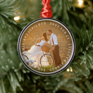 Mr & Mrs. First Christmas Circle Text Wedding Foto Silbernes Ornament